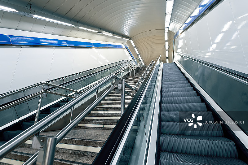 马德里地铁的空扶梯图片素材