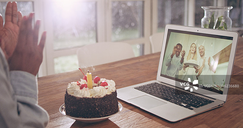 非洲裔女性通过视频通话听取生日祝福，居家隔离聚会图片素材