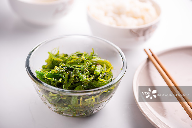 日式海藻沙拉：健康新鲜的海藻沙拉图片素材