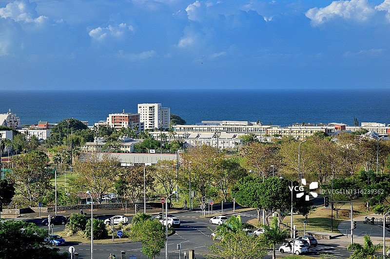 从留尼汪岛圣但尼的特里尼蒂公园顶部看到的城市景观图片素材
