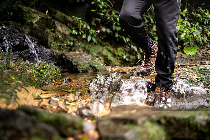 徒步者的低角度照片图片素材
