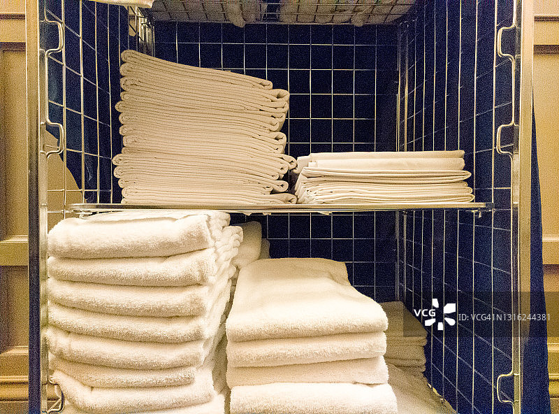 酒店手推车上的干净毛巾堆图片素材