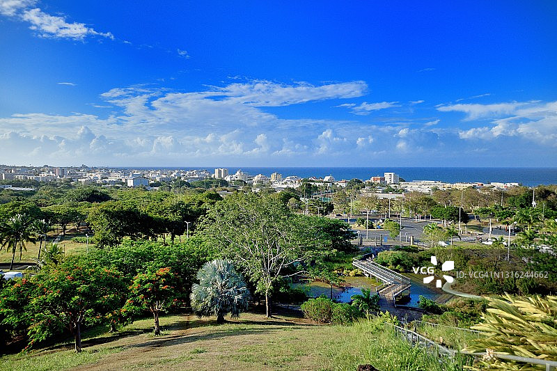 从留尼汪岛圣但尼的特里尼蒂公园顶部看到的城市景观图片素材
