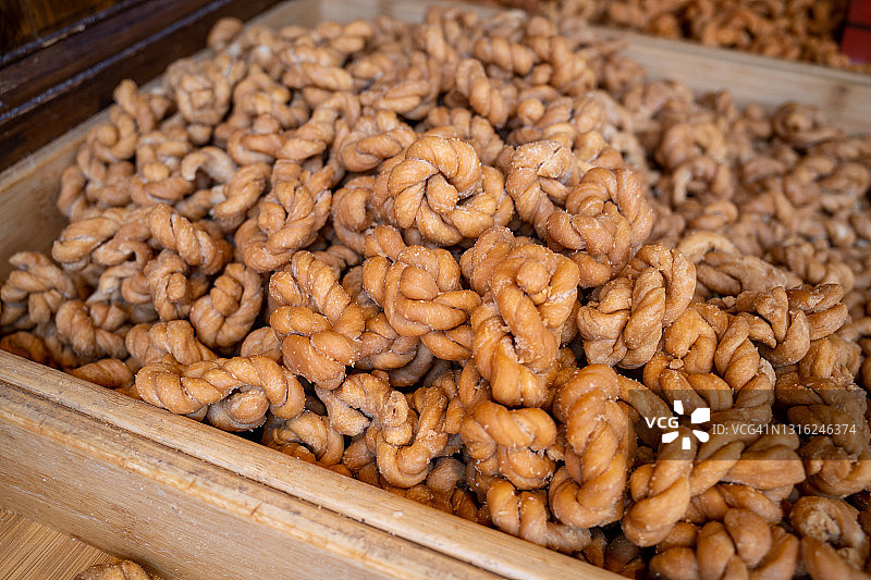 传统小吃“麻花”，油炸面团扭 twists图片素材