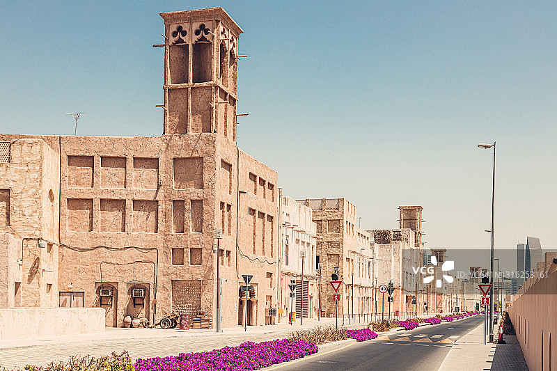 迪拜历史街区改造后的传统建筑图片素材