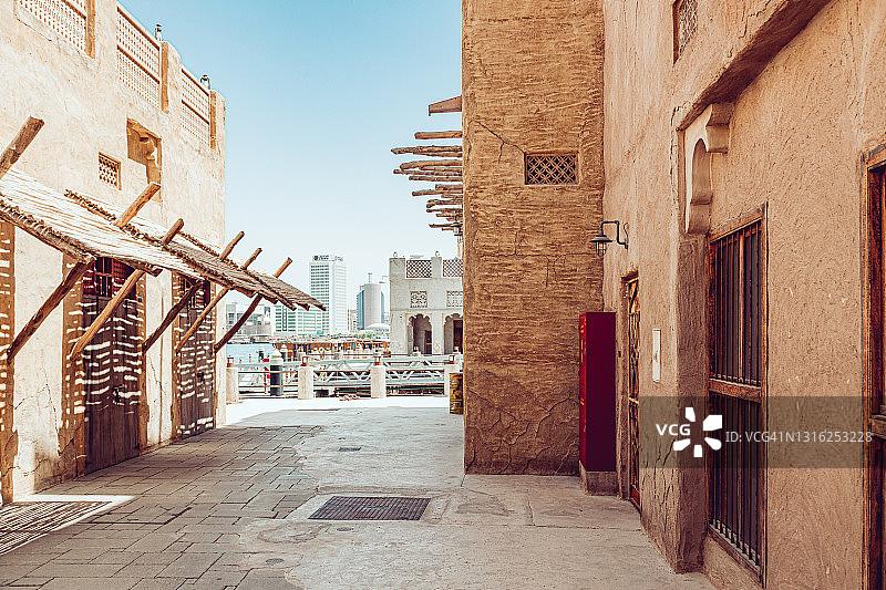 迪拜Al Fahidi历史街区午间景色图片素材