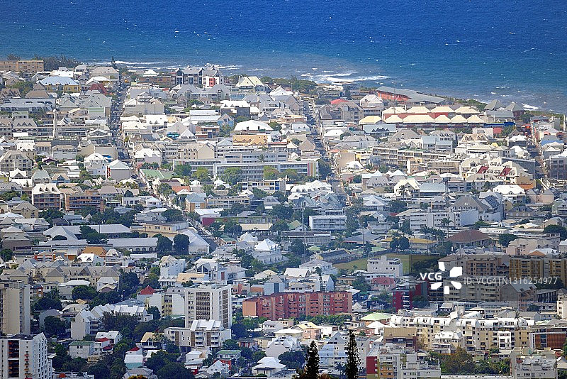 留尼汪岛圣但尼：从亚当峰看到的城市东部图片素材