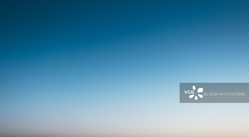 日出时天空的渐变色图片素材