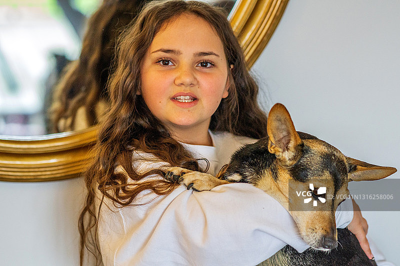 十三岁的女孩和宠物梗犬图片素材