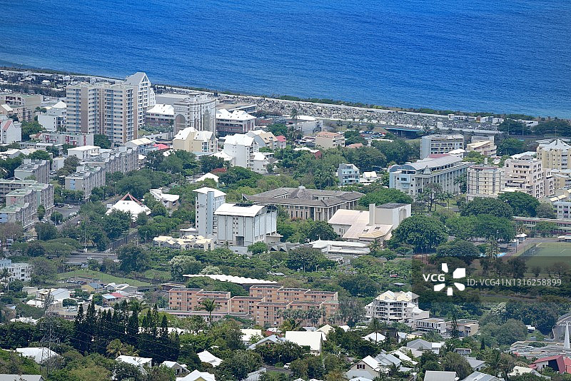 从亚当峰看到的留尼汪岛圣但尼市东部图片素材