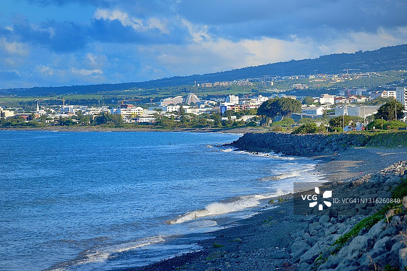 留尼汪岛，从海滩望向圣但尼市东部图片素材