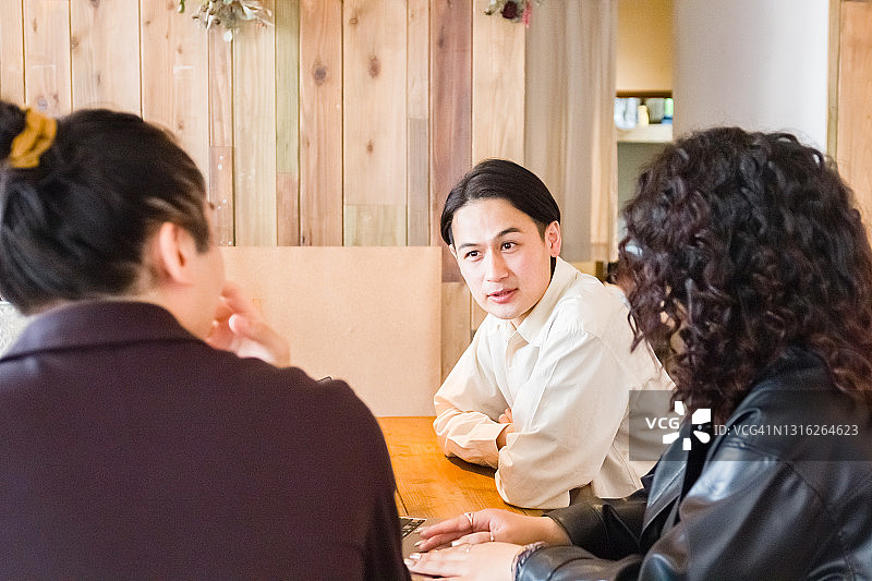 Z世代在吧台边交谈图片素材