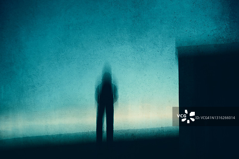 神秘的模糊兜帽人剪影抽象编辑图片素材