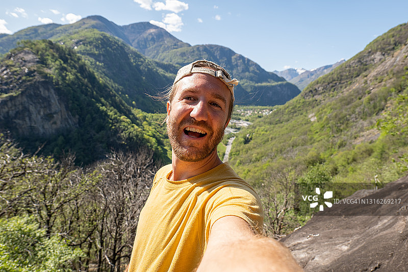 男人在岩石上自拍图片素材