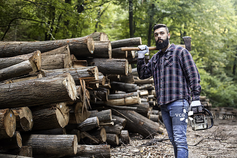 森林中的伐木工人图片素材