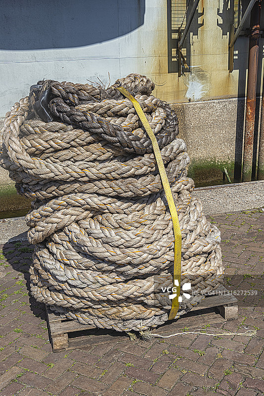 木制托盘上的高堆钢丝绳图片素材