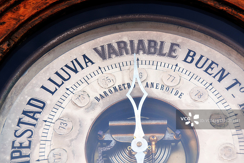 预测天气的旧晴雨表（暴风雨、雨、多变、好天气、干燥天气）图片素材