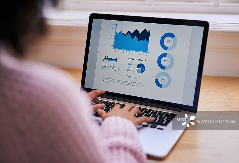 一位匿名人士在办公桌前使用笔记本电脑图片素材