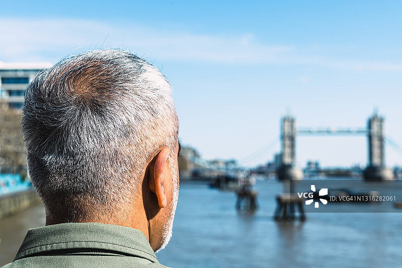 男子在晴朗的天气里观看伦敦塔桥的库存照片图片素材