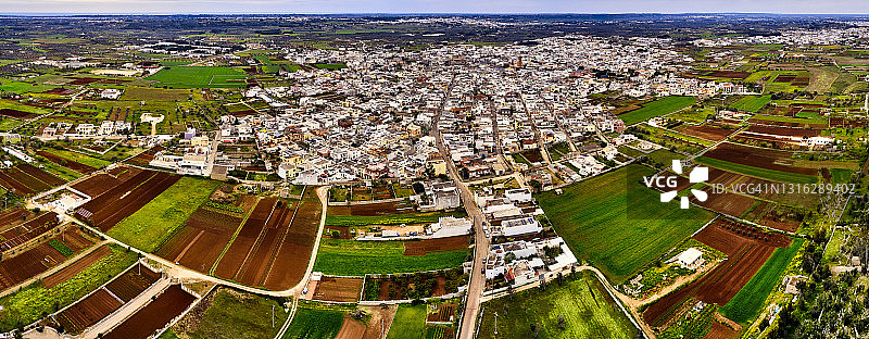 意大利普利亚区萨伦托的科尔萨诺村图片素材