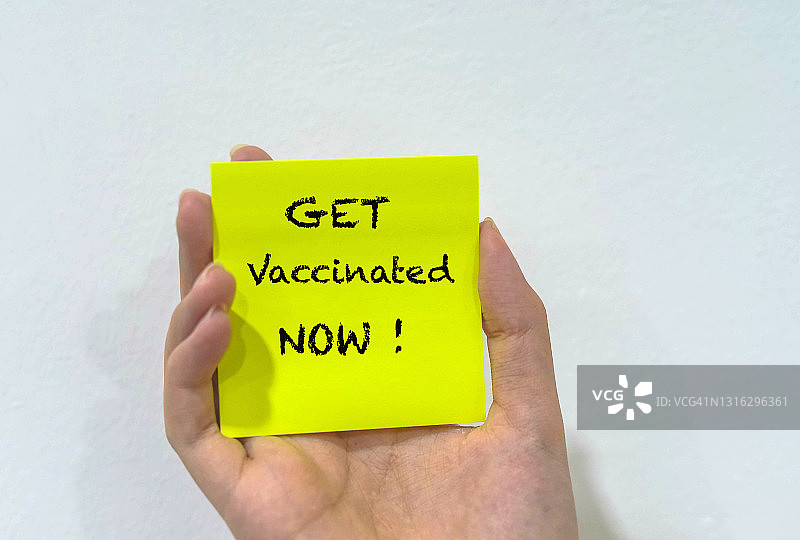 手持便签消息 - 立即接种疫苗！图片素材