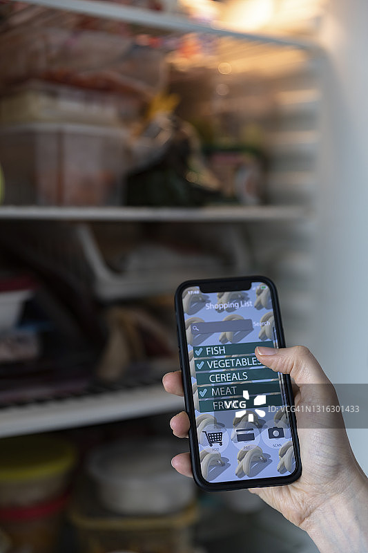 用智能手机应用程序购买食品杂货的人图片素材