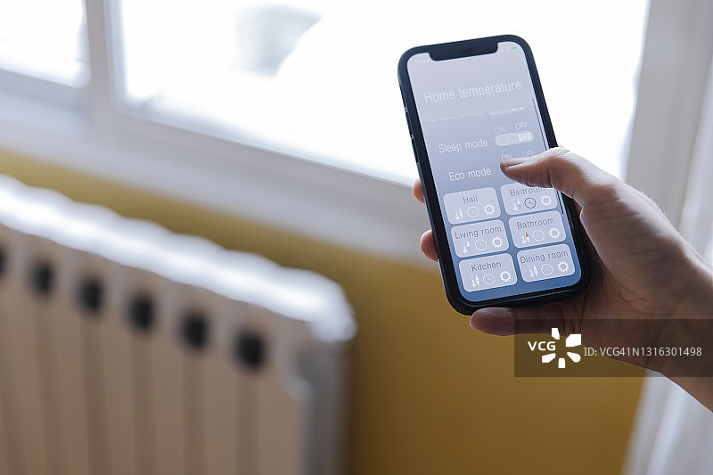 在智能手机上使用智能家居助手系统的人图片素材