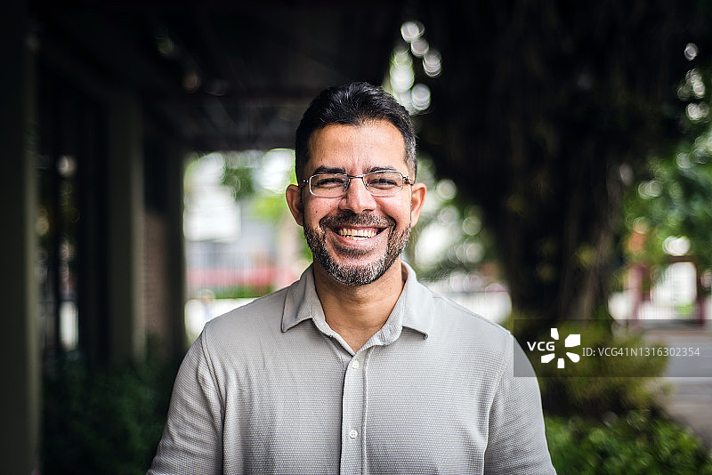 微笑男人在城市户外图片素材