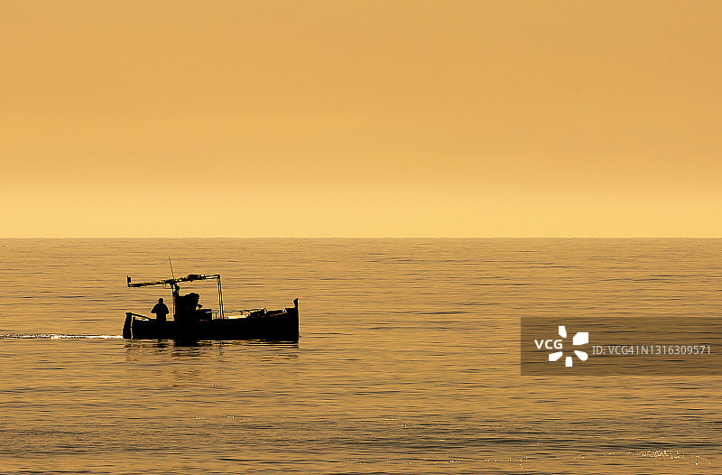 日落时分的船只剪影图片素材