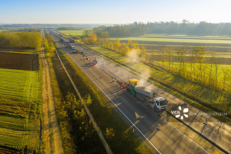 建设中的乡村公路鸟瞰图片素材