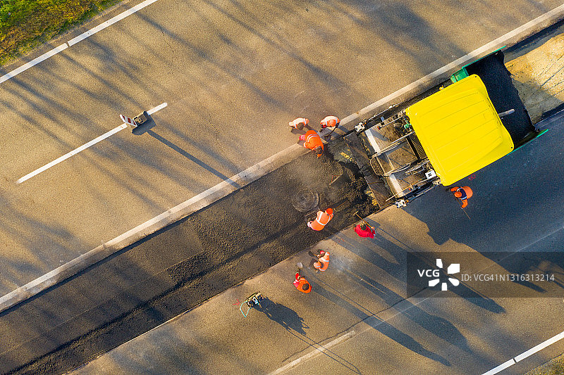 建设中的乡村公路鸟瞰图片素材