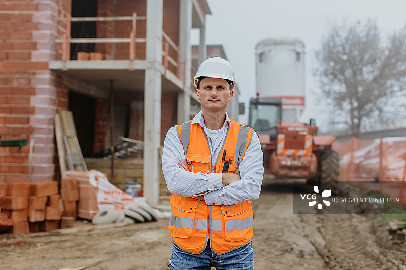 建筑工地上的男建筑师图片素材
