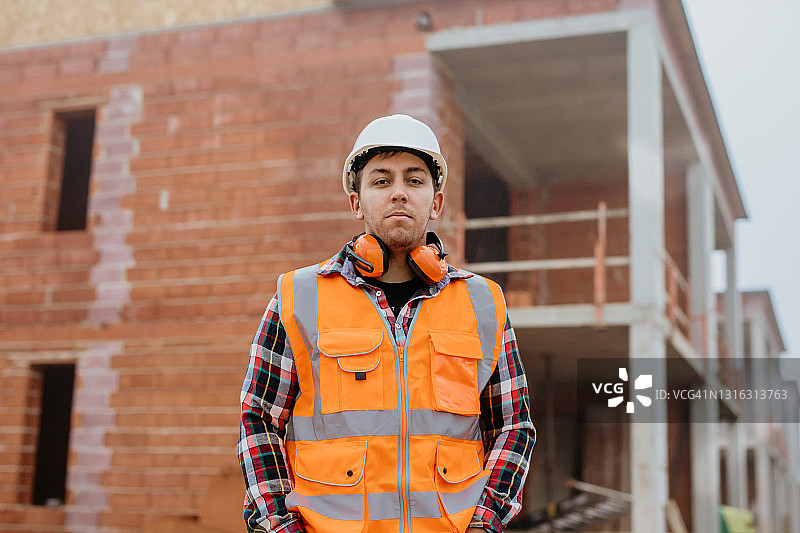 建筑工地上的男建筑师图片素材