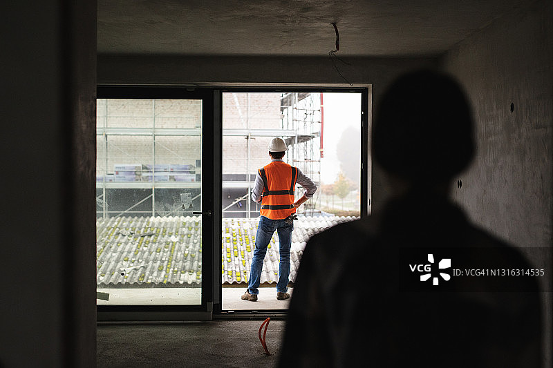 顾客与建筑师在施工现场评估工作图片素材