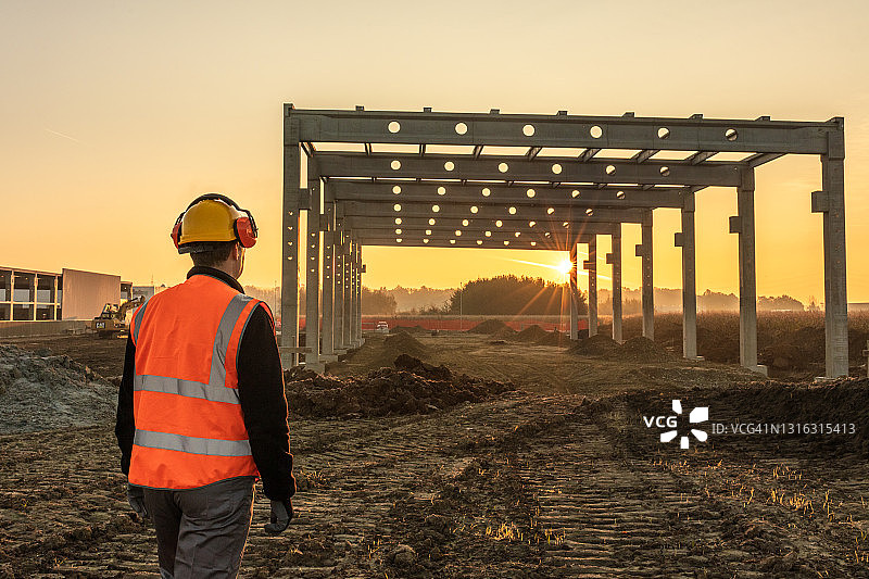 工业工程师在建筑工地评估工作图片素材