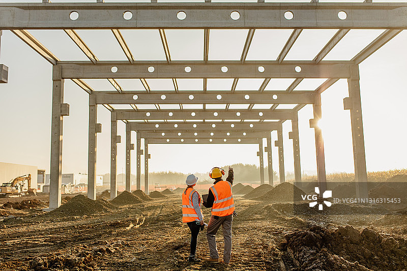 建筑师在建筑工地讨论工作图片素材