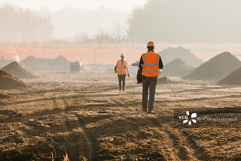 建筑工人在现场评估工作图片素材
