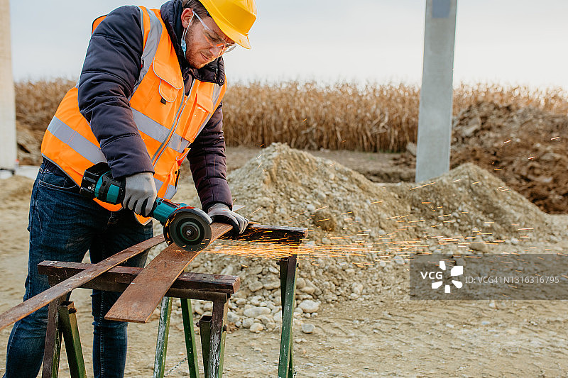 木匠使用圆锯切割钢材图片素材