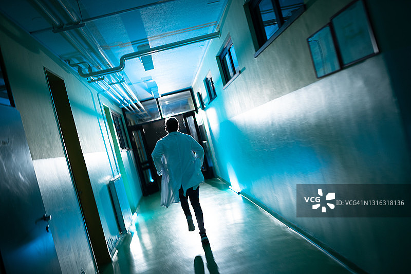 在医院走廊奔跑的男医生图片素材