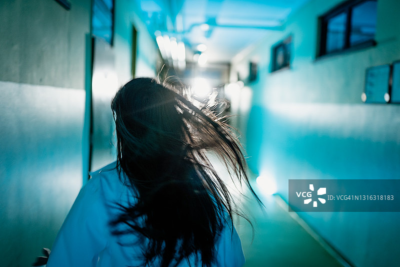 女医生跑过医院走廊图片素材