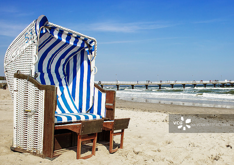 沙滩上的沙滩椅图片素材
