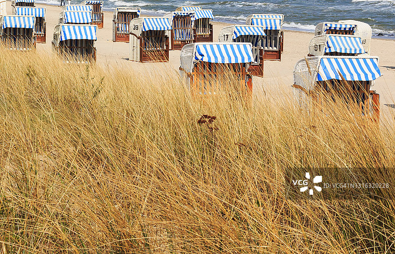 沙滩上的沙滩椅图片素材