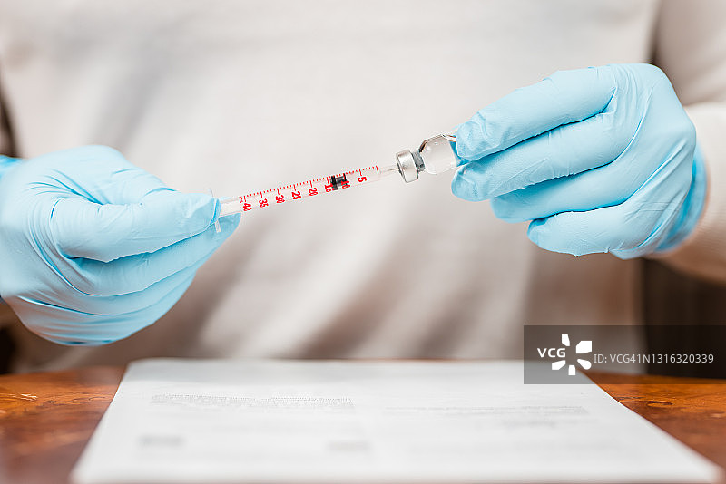 医生准备新冠疫苗注射器图片素材
