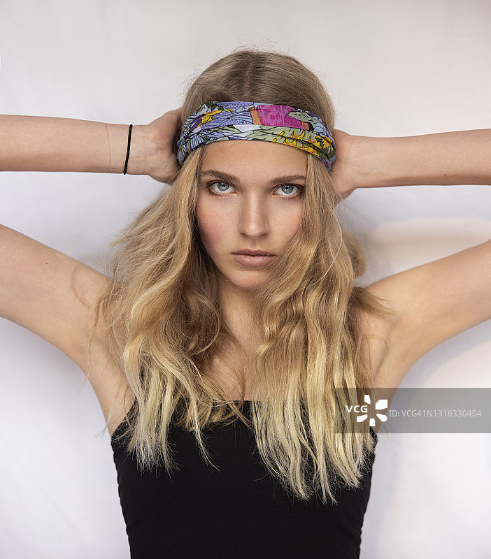 年轻金发女子嬉皮士风格肖像图片素材