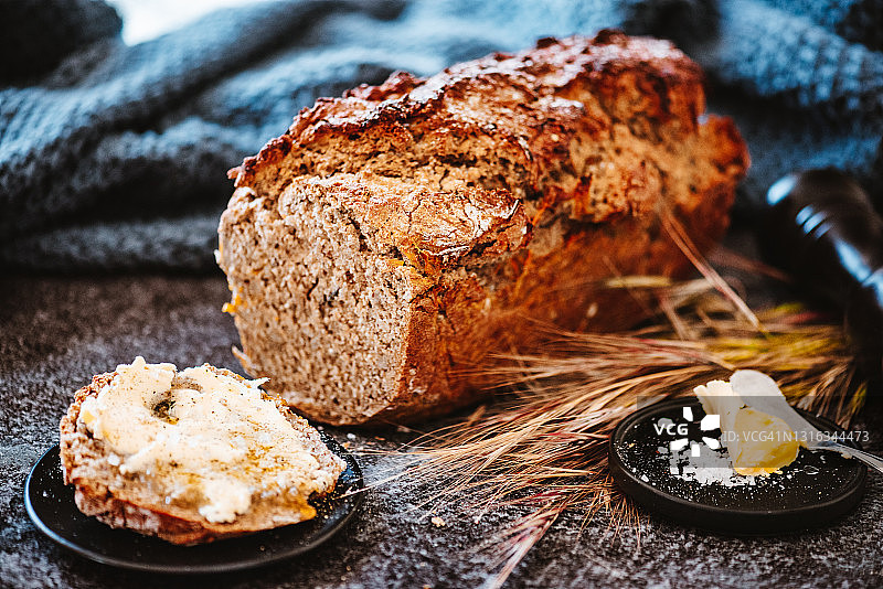 自制全麦斯佩尔特籽面包图片素材