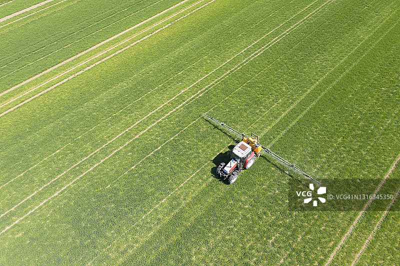 在田野里作业的拖拉机（航拍视角）图片素材