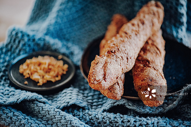 自制全麦土豆面包配炸洋葱图片素材