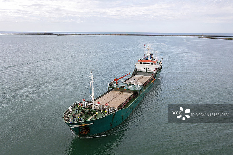 驶向国际港口的货船鸟瞰图图片素材