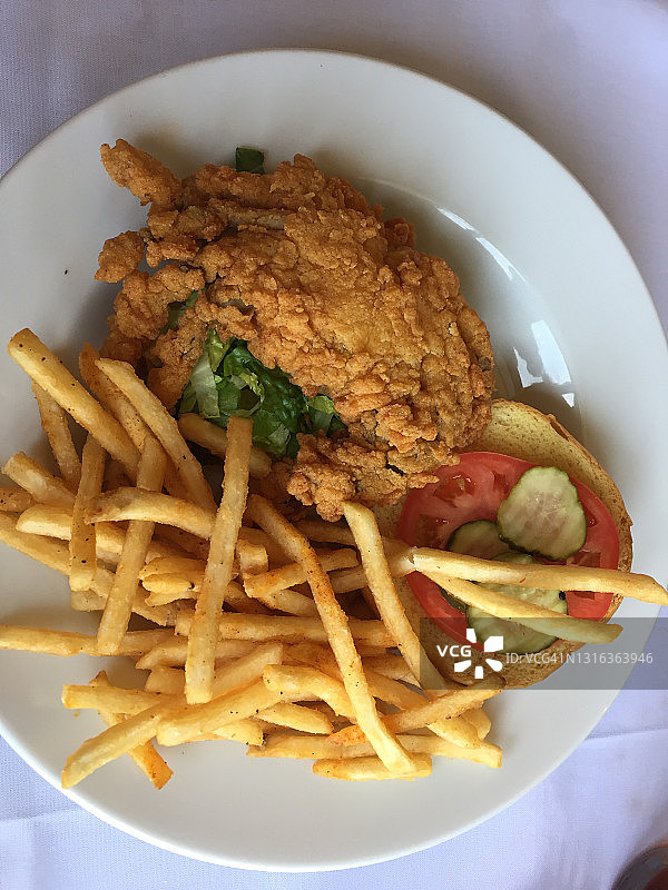 希尔顿海德岛的炸软壳蓝蟹三明治图片素材