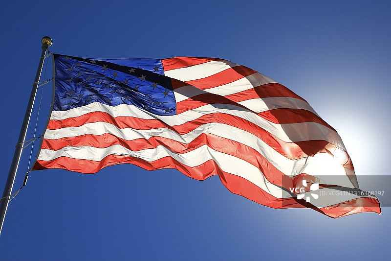 阳光照耀下的旗帜图片素材